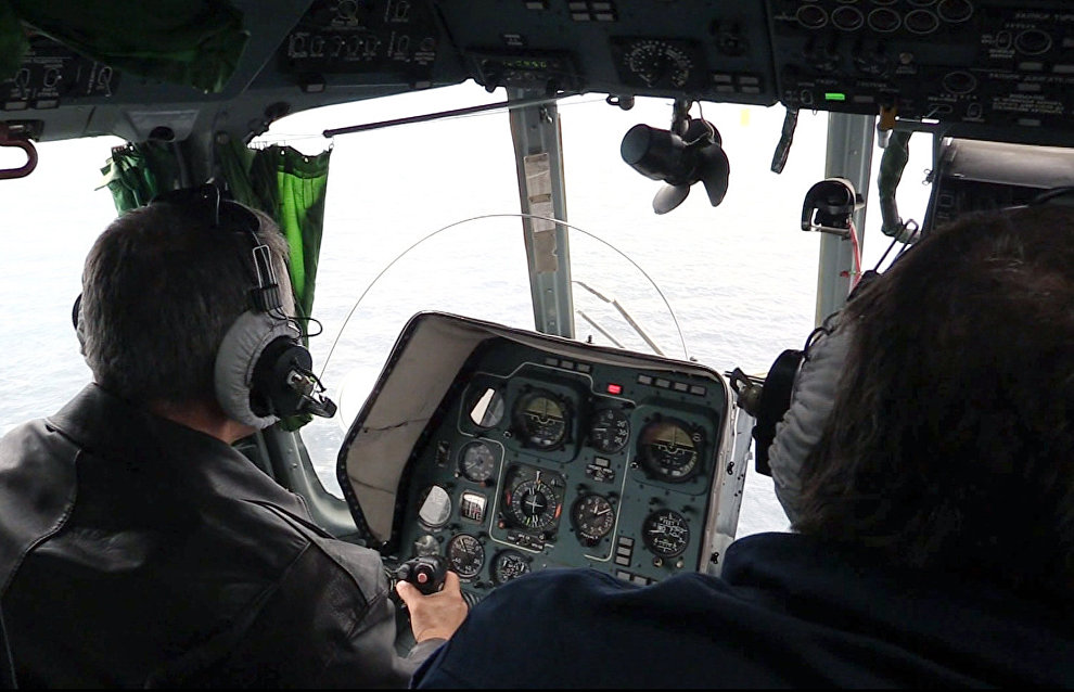 Спасатели МЧС обследовали 100 км береговой линии в поисках вертолёта Ми-8