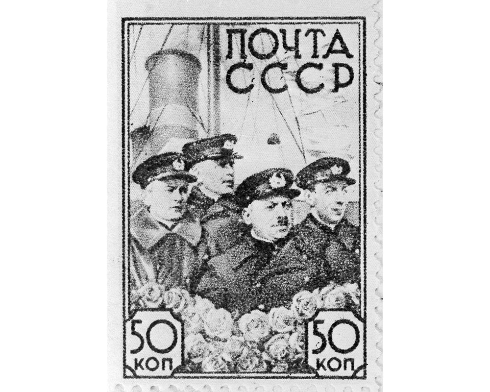 Советская почтовая марка, выпущенная в 1938 году. Полярники Иван Папанин, Эрнст Кренкель, Пётр Ширшов, Евгений Фёдоров на борту ледокола «Ермак»