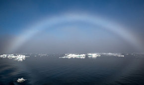 Учёные раскрыли природу загадочных фиолетовых радуг в небе Арктики
