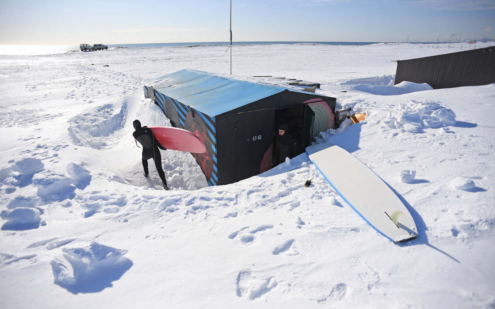 Лагерь сёрферов на Халактырском пляже зимой