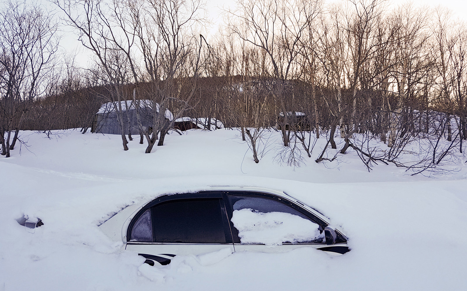Автомобиль, засыпанный снегом, в одном из дворов Петропавловска-Камчатского