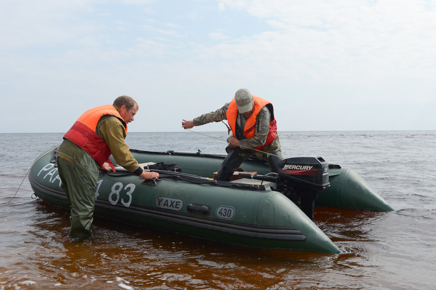 Справа и слева сверху: океанолог Сергей Климов; слева снизу: океанолог Сергей Климов с коллегой во время работы