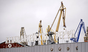 В Петербурге спустили на воду ледостойкую платформу для работы в Арктике