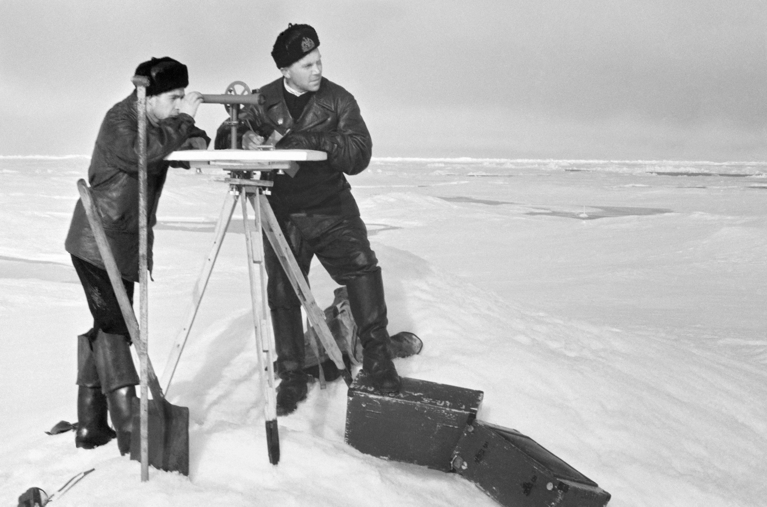 Научные сотрудники станции СП-5 ведут наблюдения за снежным покровом в Арктике