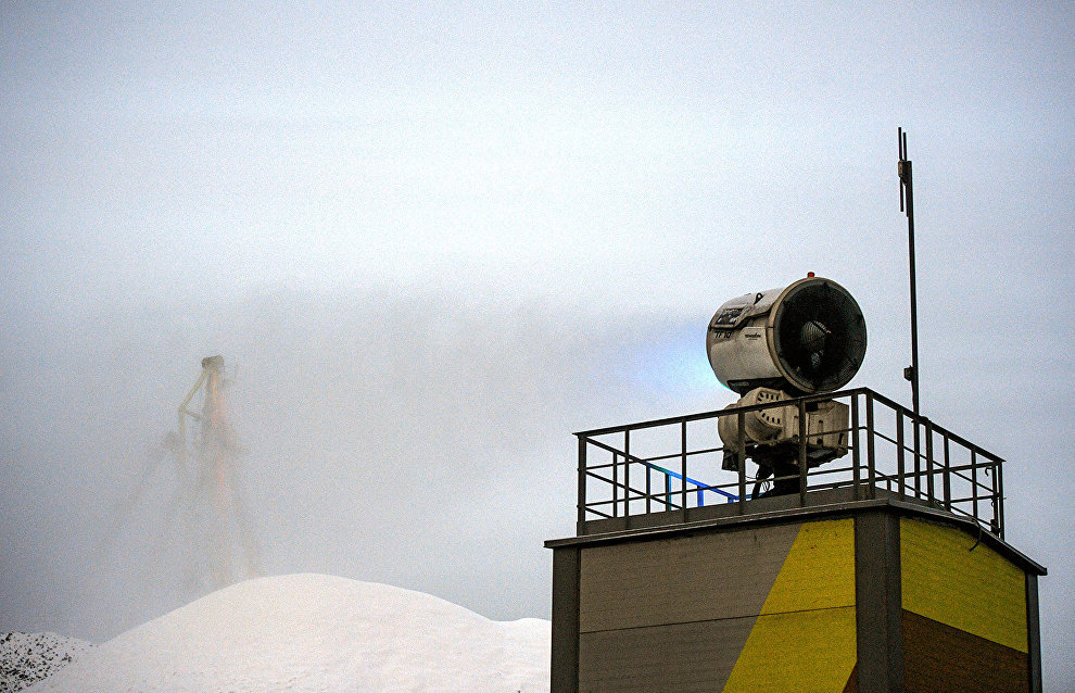 The port area has 14 full-size and three compact mist and snow cannons