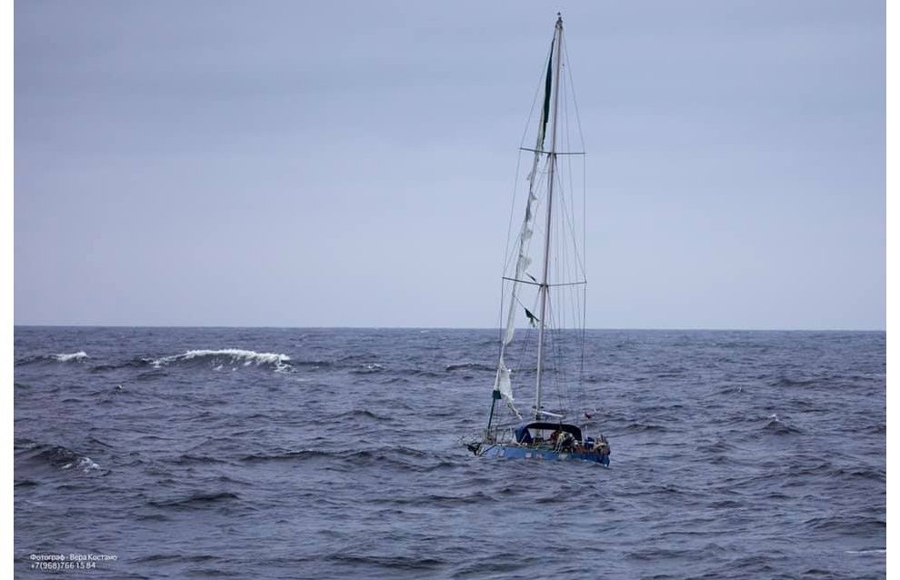 Boat Kreiser in distress taken in tow in the White Sea