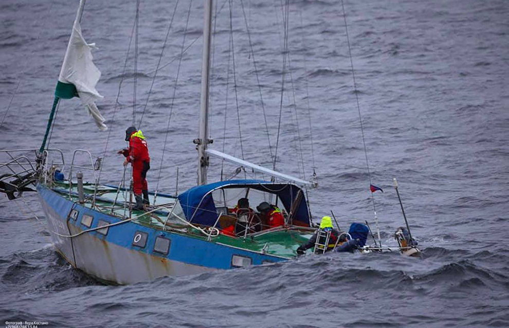 Boat Kreiser in distress taken in tow in the White Sea