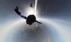 Russian paratroopers first to jump from height of 10 km in Arctic