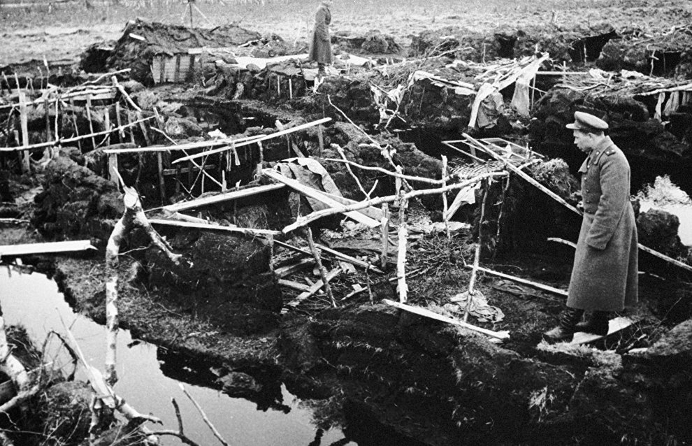 Члены комиссии по расследованию гитлеровских злодеяний в годы Второй Мировой войны осматривают территорию бывшего концлагеря близ города Тромсё на побережье Северного Ледовитого океана