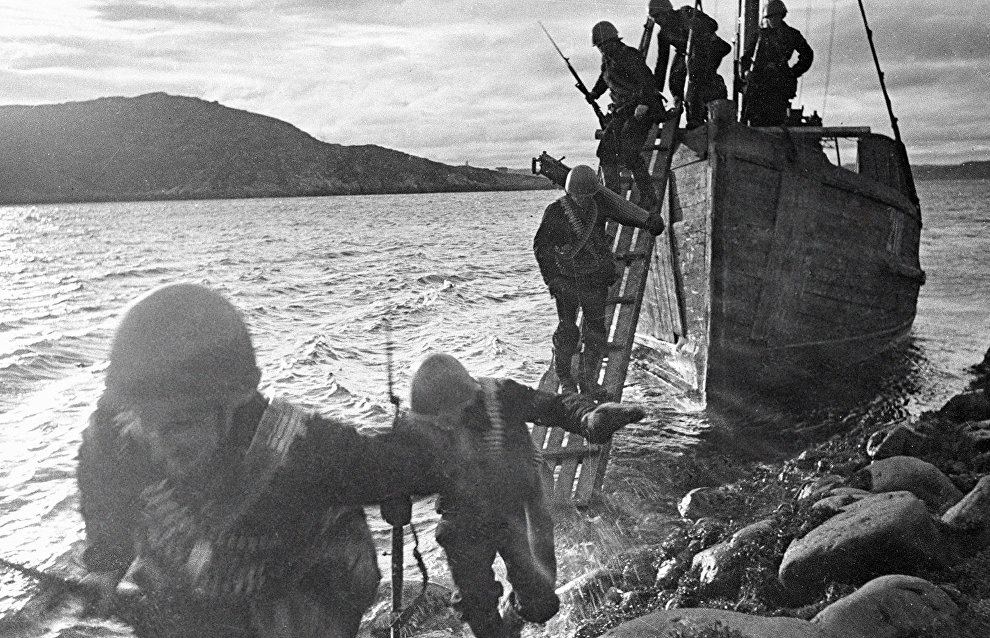 Десант воинов-североморцев высаживается на берег