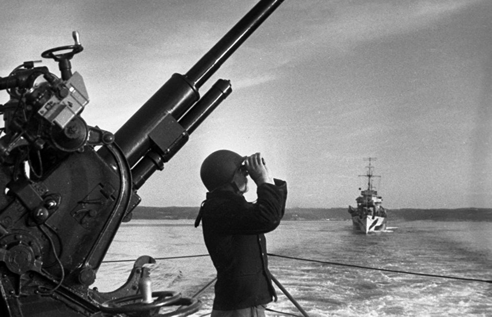 Great Patriotic War (1941-1945). Northern Fleet ships on combat alert duty. Anti-aircraft gunners prepare to repel an air strike
