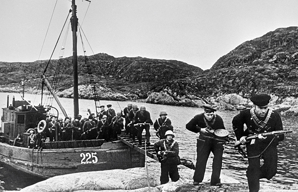 Десантники Северного флота высаживаются на берег во время Великой Отечественной войны