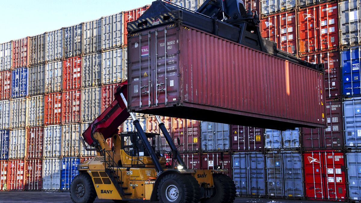 Погрузка контейнеров в контейнерном терминале морского торгового порта