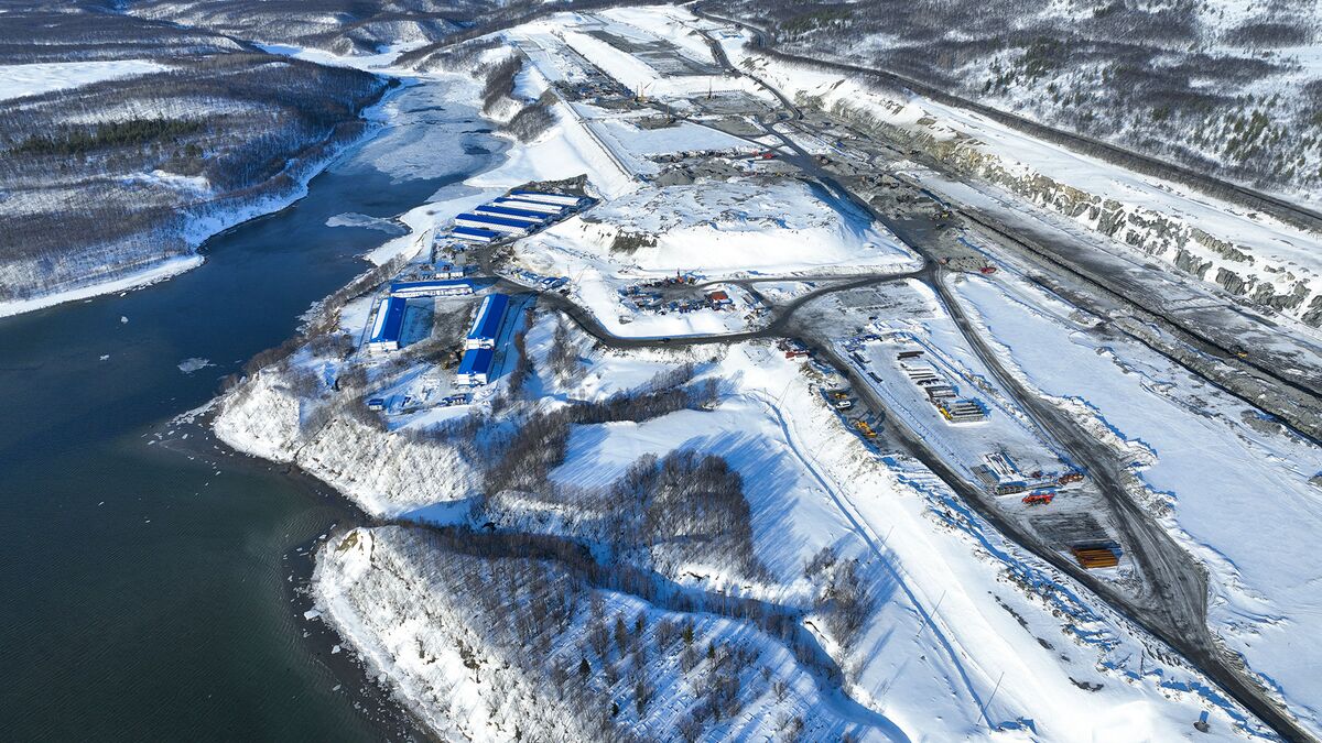 Работы на строительной площадке универсального морского порта «Лавна» на западном берегу Кольского залива в Мурманской области 