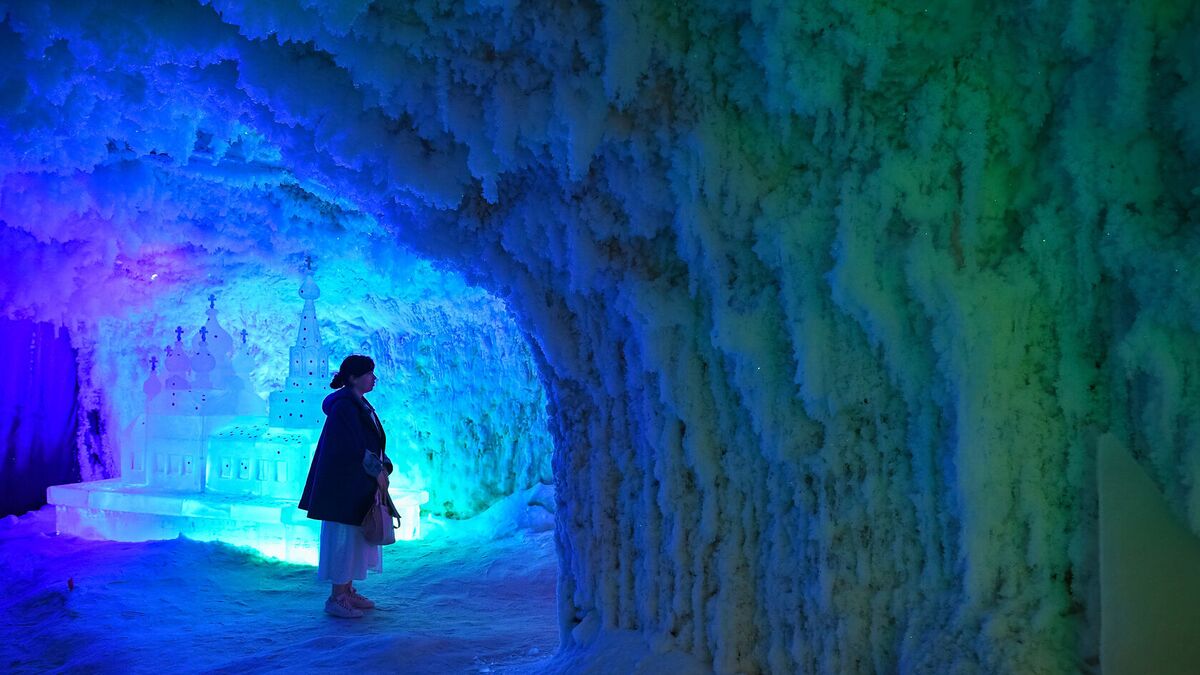 Девушка в туристическом комплексе «Царство вечной мерзлоты» в Якутске