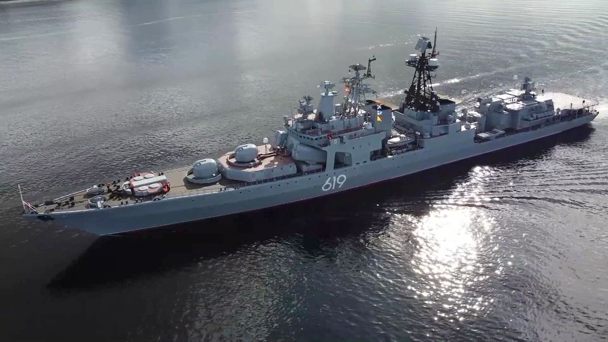 Экипаж большого противолодочного корабля Североморск проводит тренировку по поиску подводных лодок условного противника в северных районах Баренцева моря