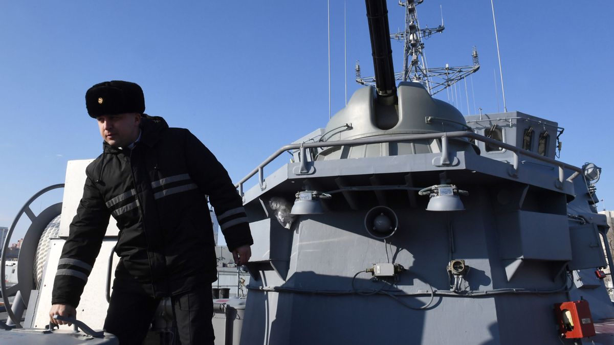 Член экипажа морского тральщика проекта 12700