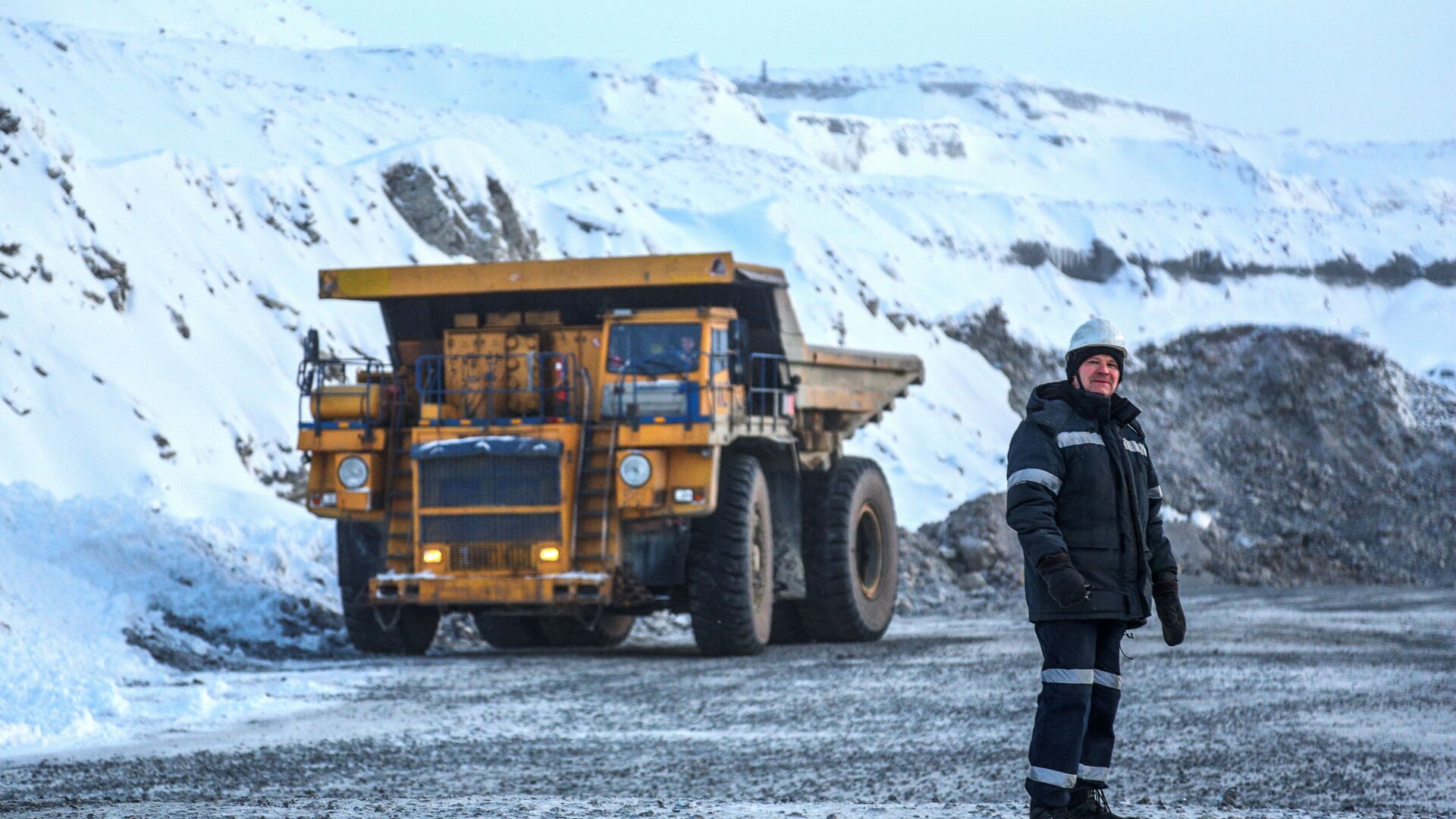 Сотрудник на месторождении руды - РИА Новости, 1920, 29.08.2025