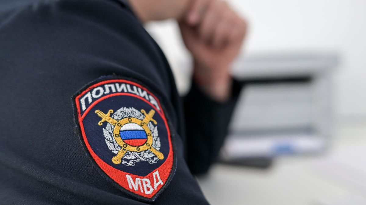Сотрудник полиции во время работы