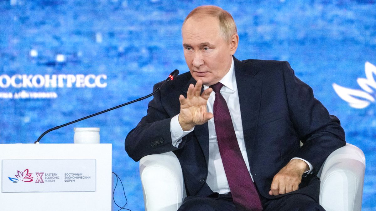 Президент РФ Владимир Путин на пленарной сессии Восточного экономического форума