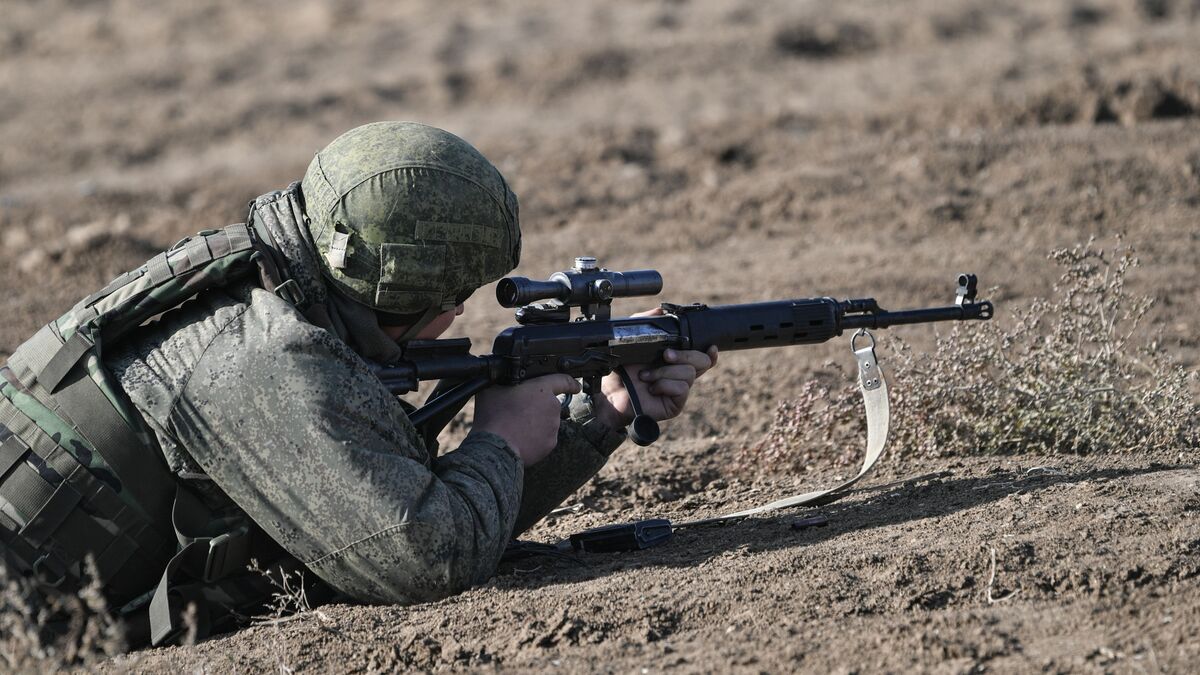  Военнослужащий во время высадки морского десанта на участок побережья
