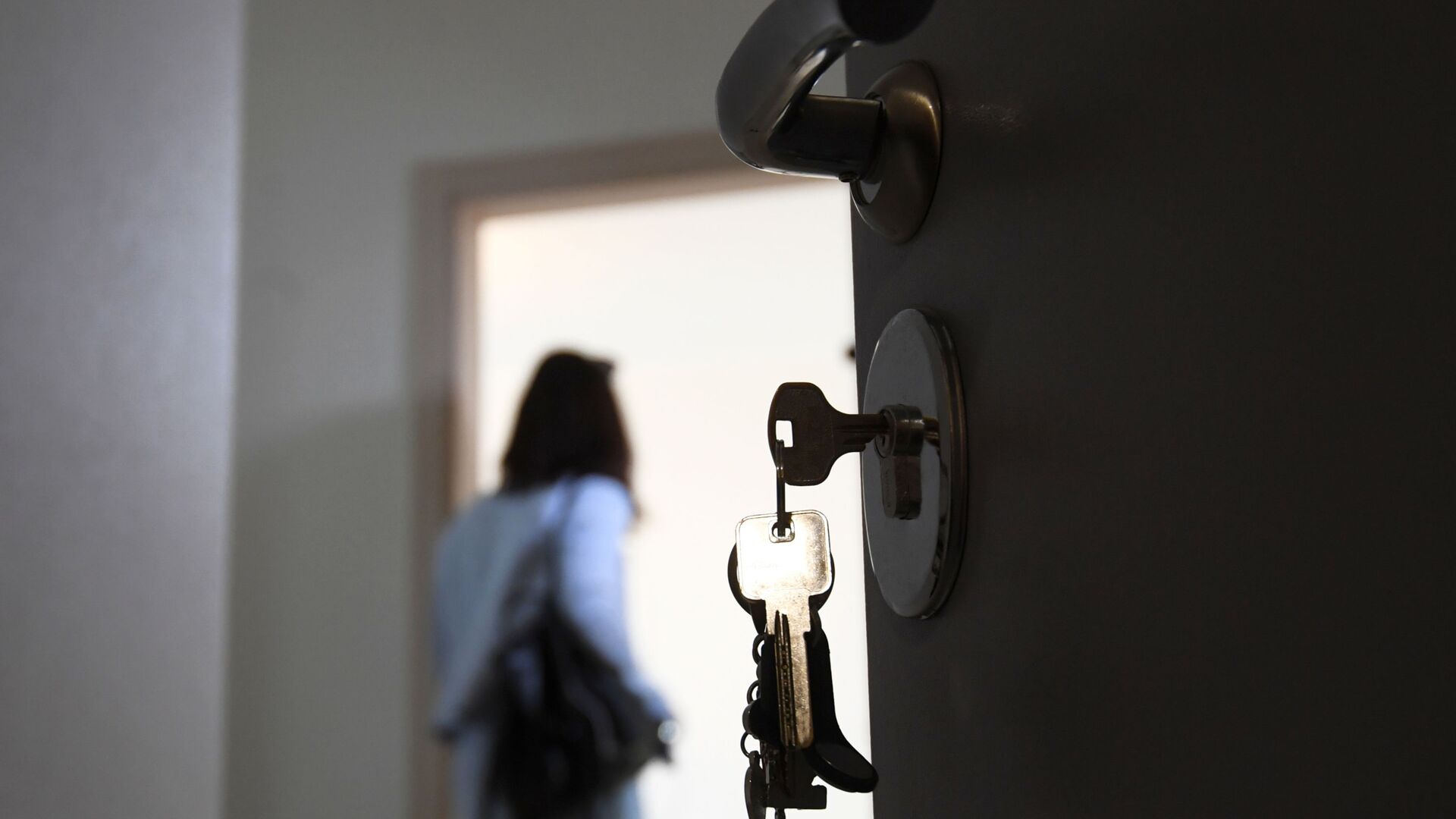 Входная дверь одной из квартир жилого дома - РИА Новости, 1920, 20.04.2026