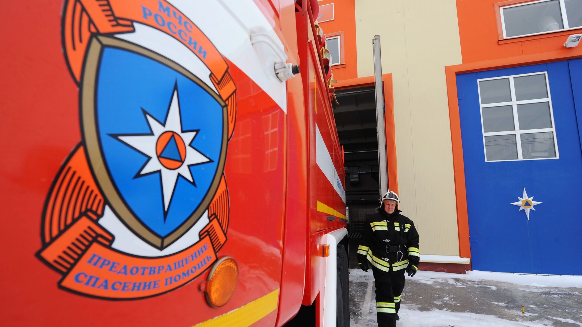 Эмблема МЧС России на двери пожарной автоцистерны возле пожарной части МЧС  - РИА Новости, 1920, 22.10.2025