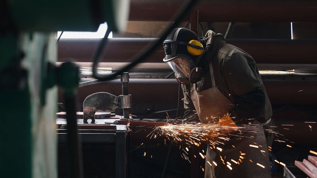 Рабочий в цехе судостроительно-судоремонтного завода