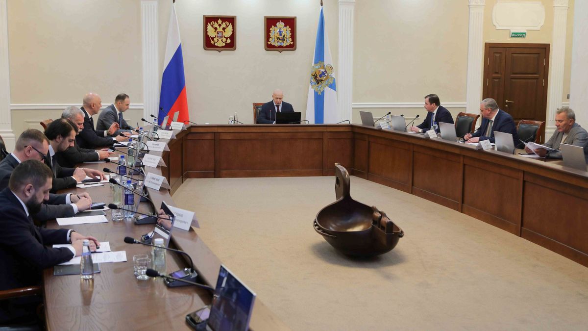 Председателя Правительства РФ – полномочный представитель Президента в ДФО Юрий Трутнев на совещании по социально-экономическому развитию Архангельской области