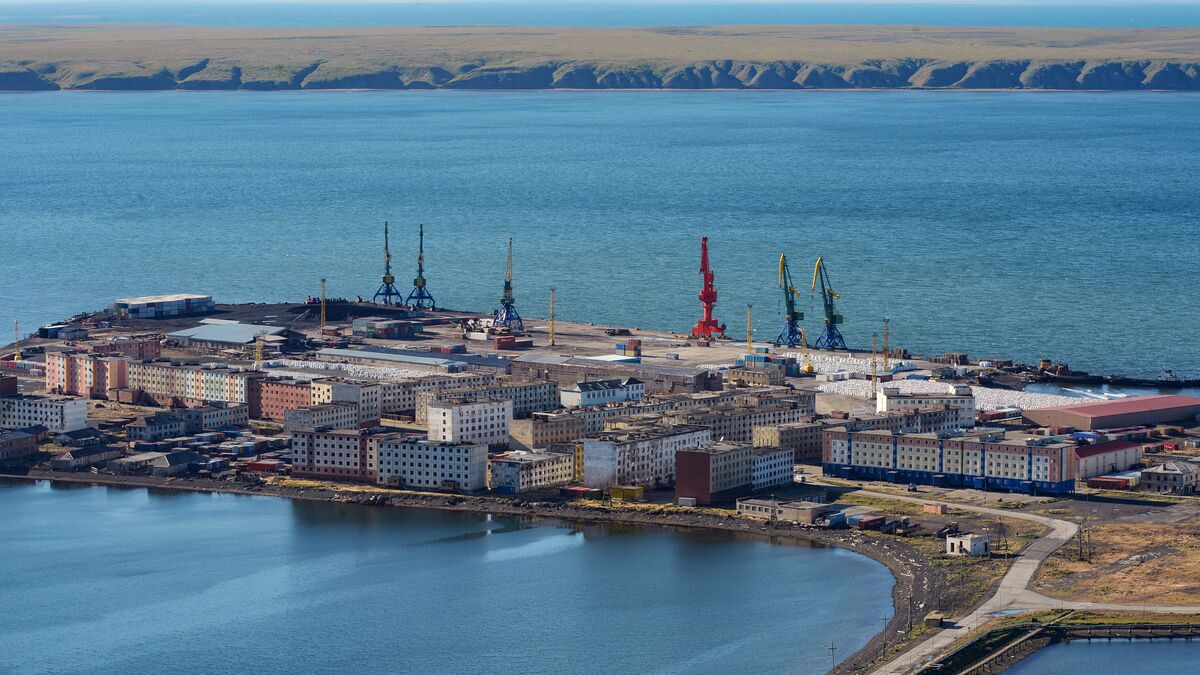 Вид на морской порт в городе Певек