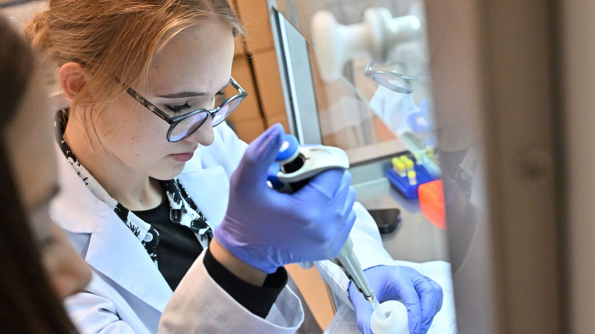 Молодые специалисты проводят исследования в лаборатории - РИА Новости, 1920, 28.11.2025