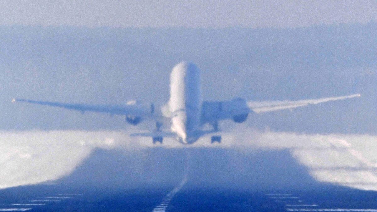 Пассажирский самолёт Boeing 777-300ER взлетает из аэропорта