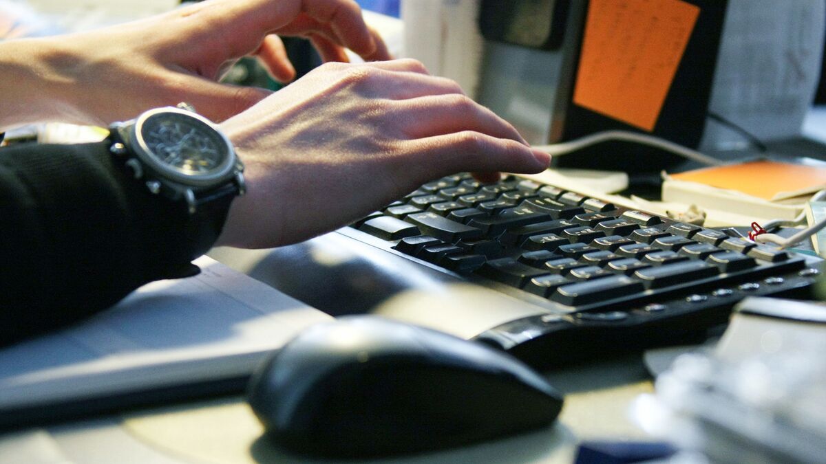 Мужчина работает за компьютером