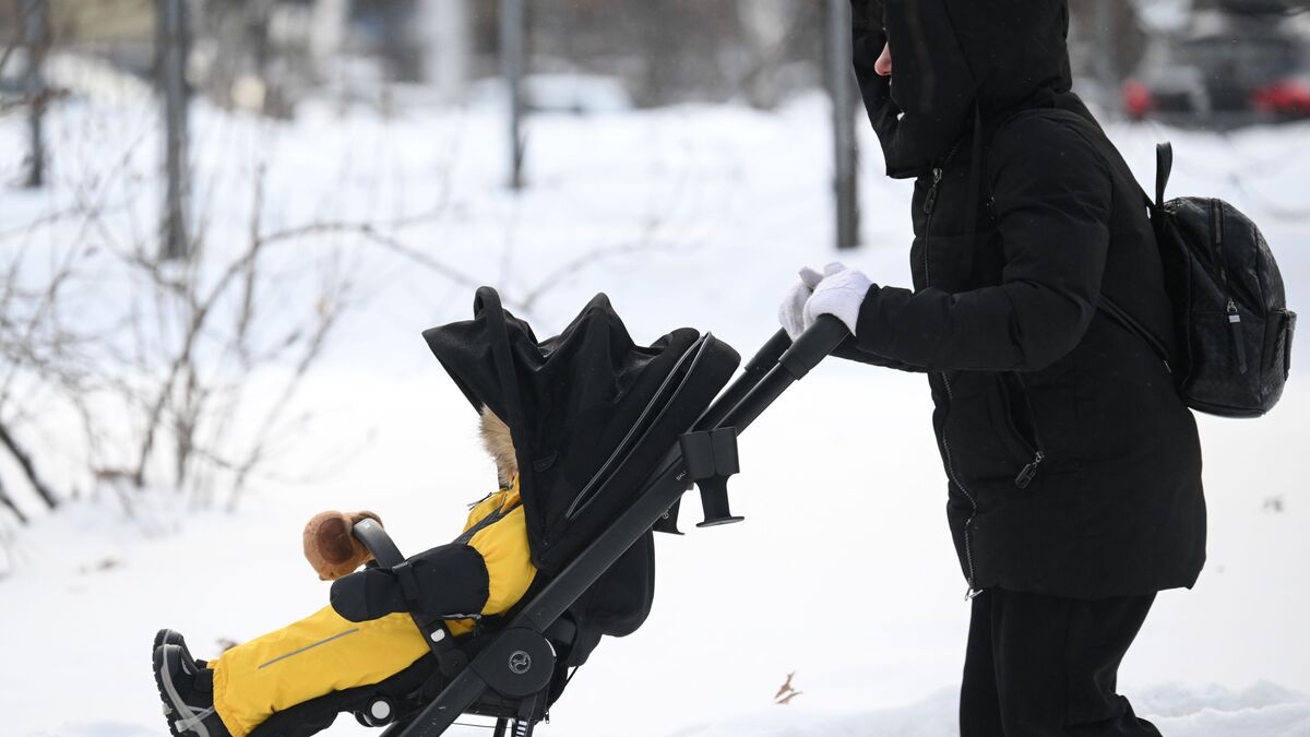 Женщина с коляской во время прогулки