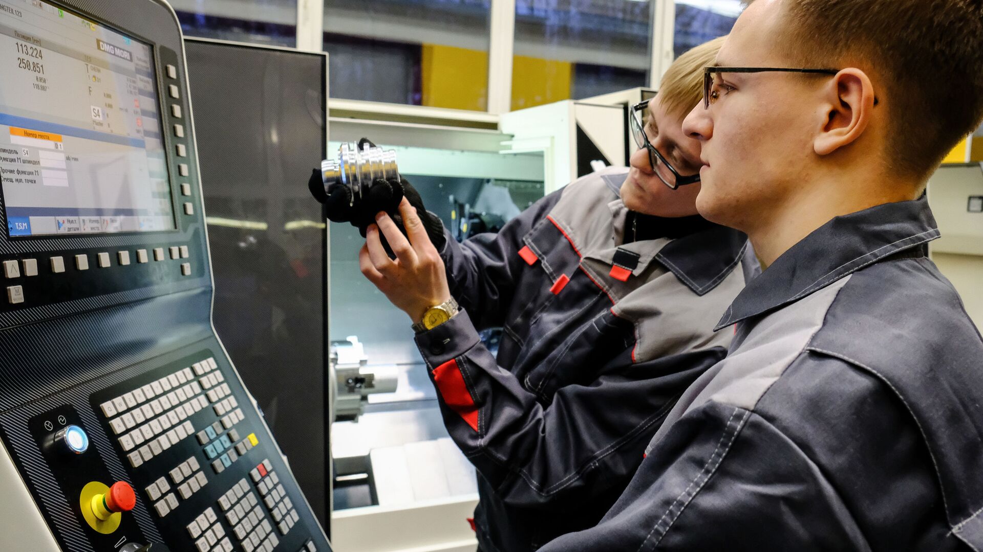 Учащиеся колледжа в мастерской - РИА Новости, 1920, 09.12.2025