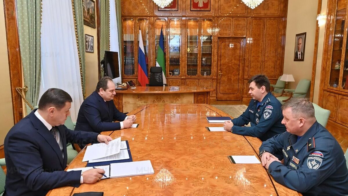 Встреча главы Республики Коми Ростислава Гольдштейна и заместителя главы МЧС Романа Курынина
