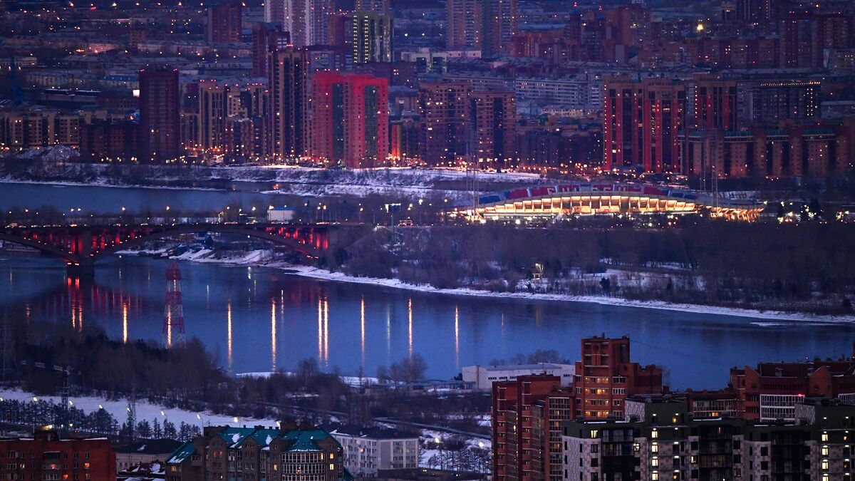 Вид со смотровой площадки Николаевской сопки на Красноярск во время вечерних сумерек