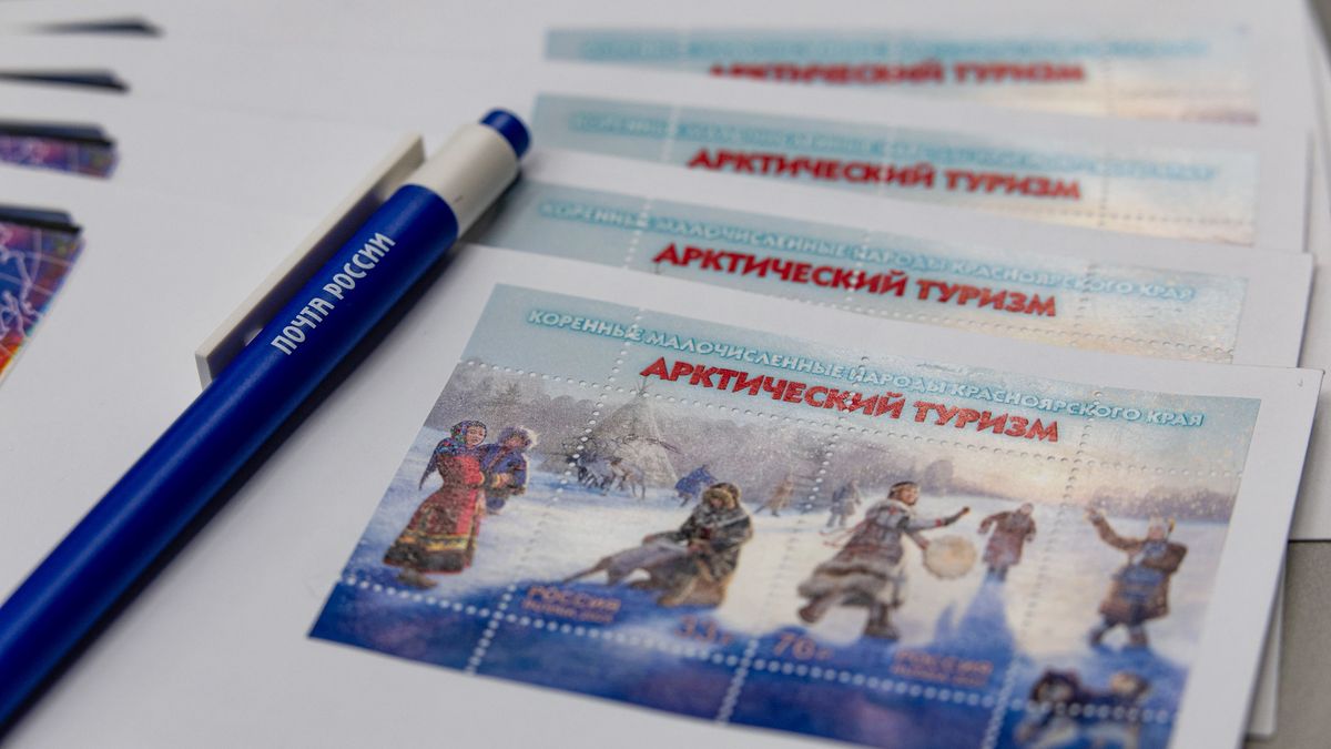 Почтовая марки серии «Арктический туризм. Коренные малочисленные народы Красноярского края»