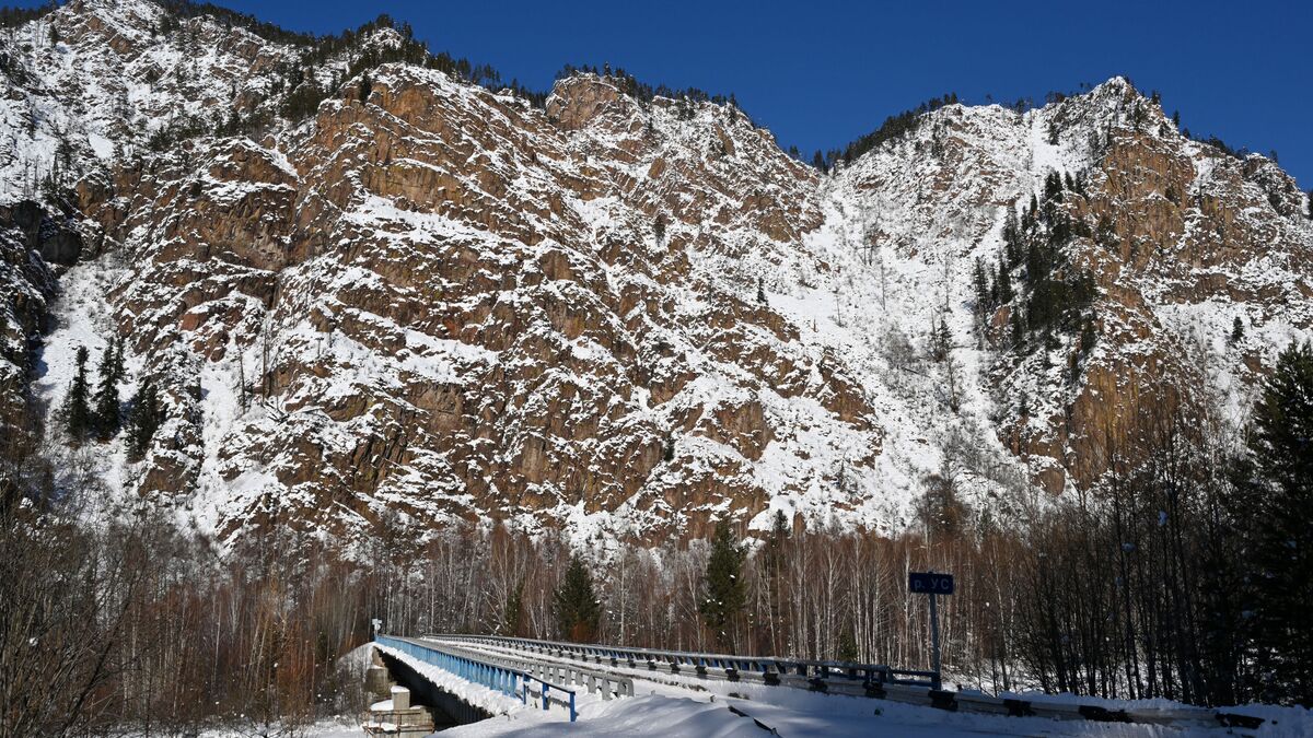 Автомобильный мост через реку Ус на Усинском тракте в горах Араданского хребта системы Западный Саян в Ермаковском районе Красноярского края