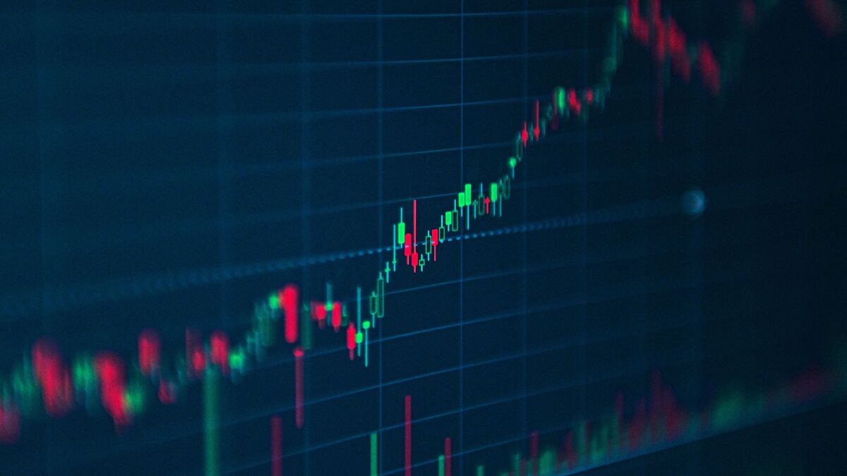 График Японские свечи на мониторе компьютера