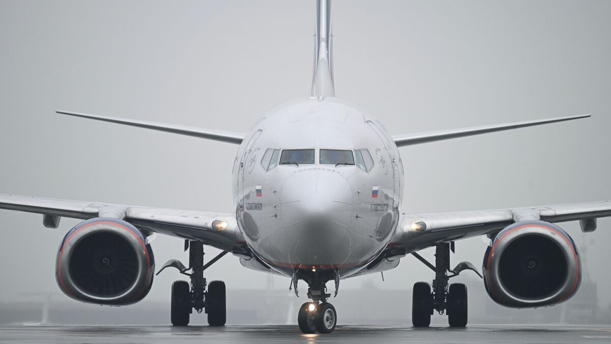 Пассажирский самолет в аэропорту 