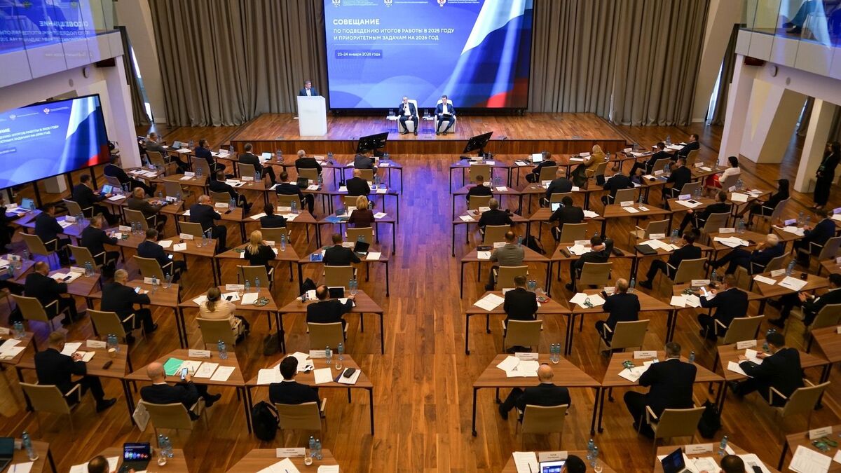 Заседание под руководством полномочного представителя Президента в ДФО Юрия Трутнева по итогам развития региона