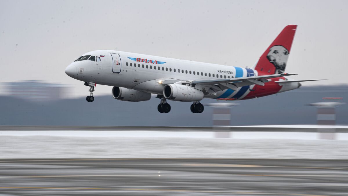 Самолет совершает посадку