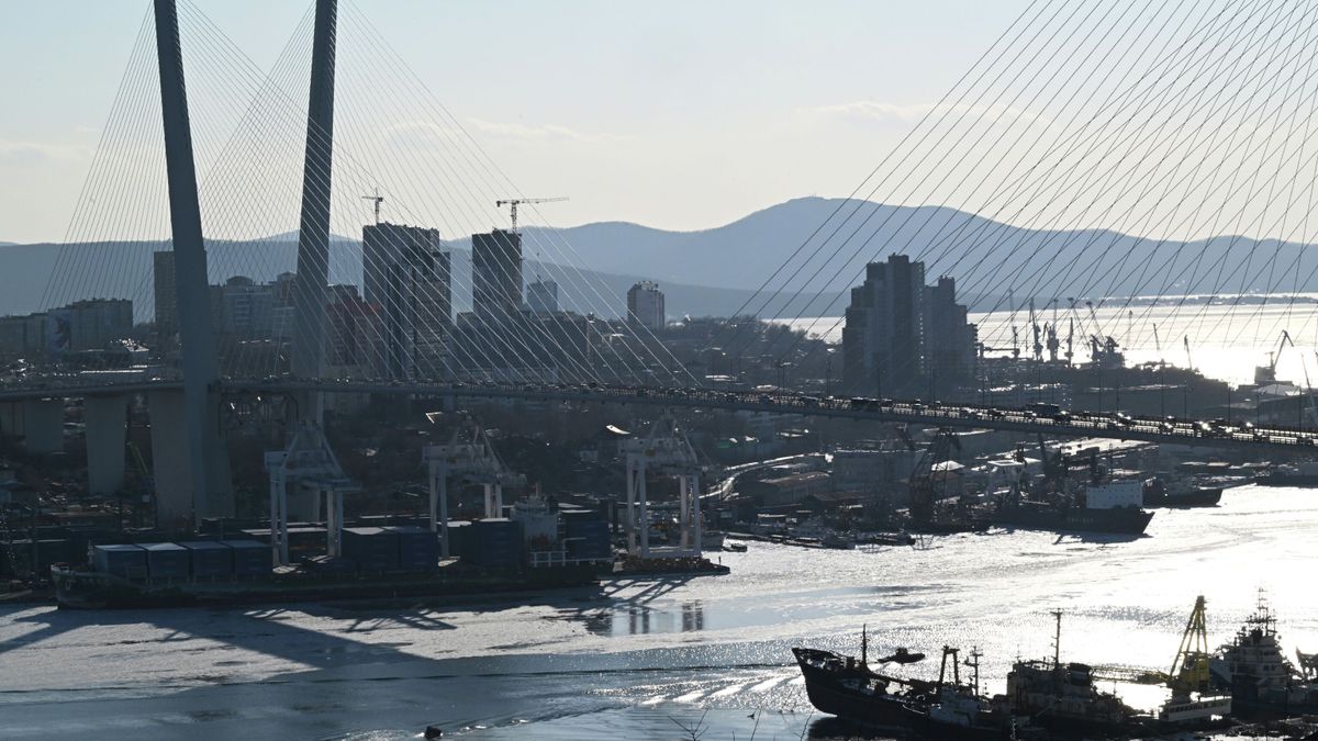 Вид на Золотой мост во Владивостоке