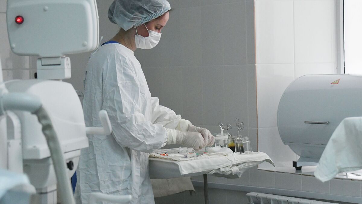 Медсестра в операционной