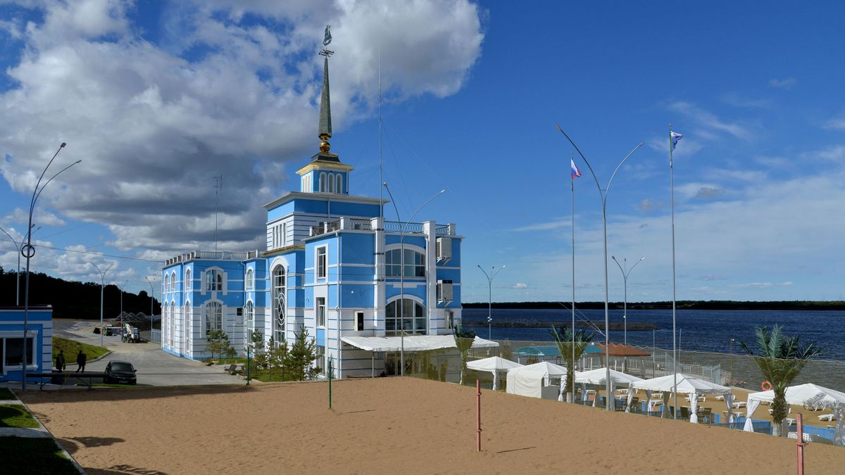 Набережная вдоль реки Амур в туристическом комплексе в Хабаровском крае