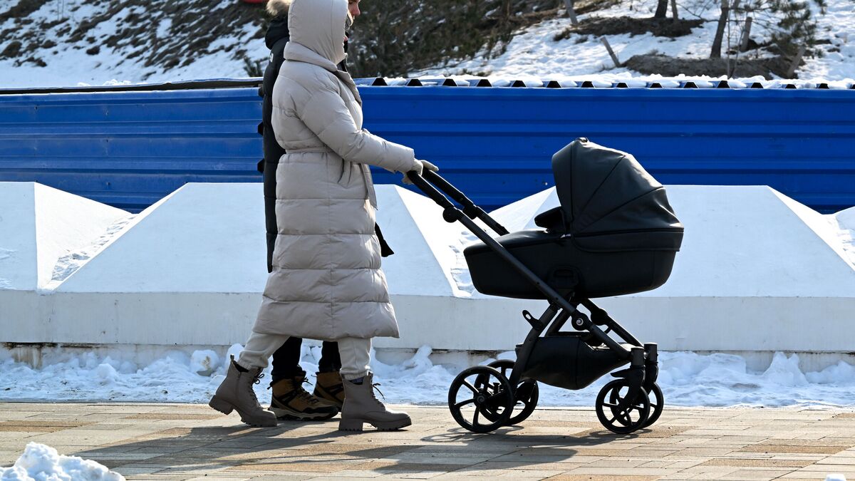 Семья на прогулке в парке Владивостока