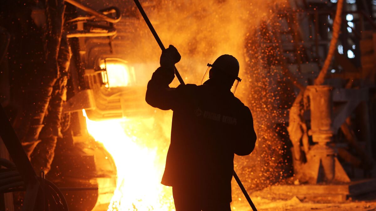 Рабочий металлургического завода