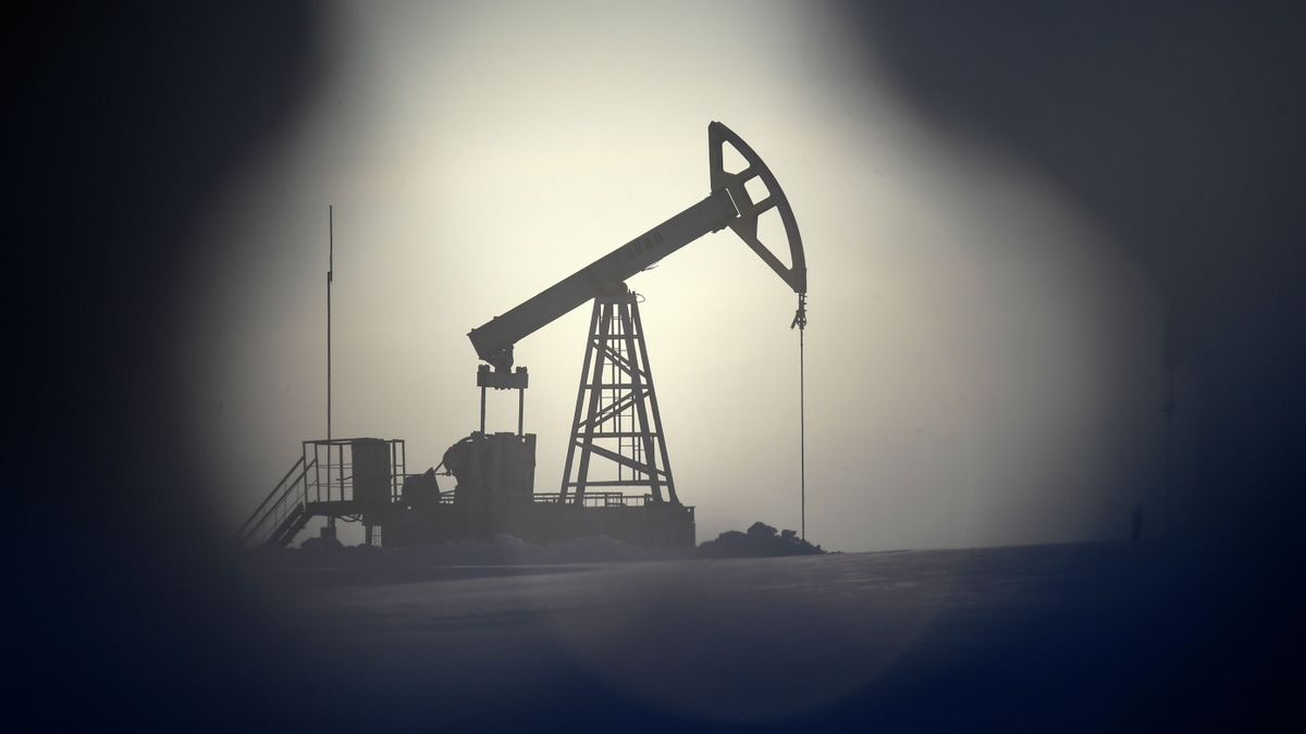 Нефтяная качалка на месторождении