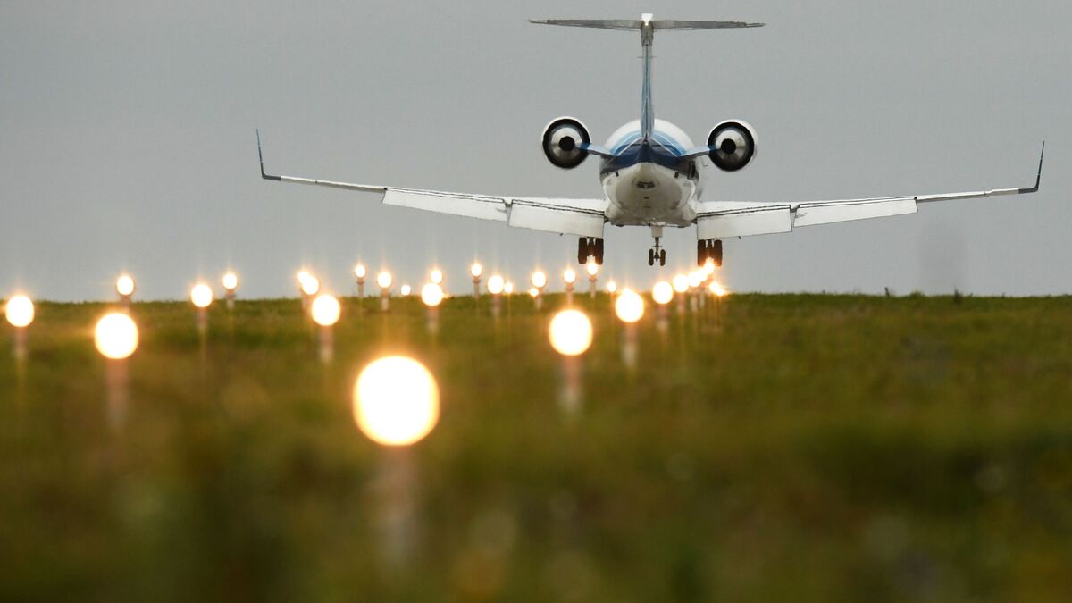 Самолет заходит на посадку 